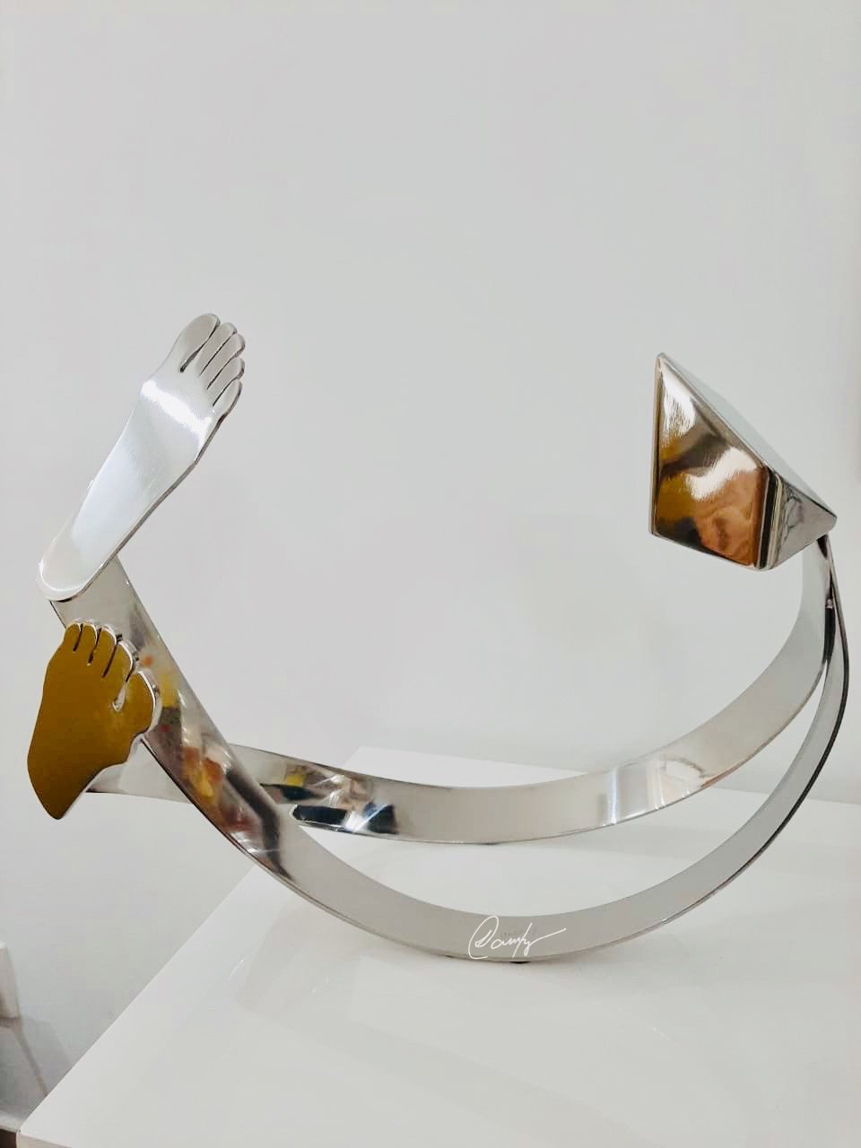 A sculpture with fluidity, SOSSEGO, which can be viewed from every perspective, even if it has a "main" side that defines positioning. Luiz Campoy takes us on a marvelous adventure with his sense of humor and his deft expertise in creating this three-dimensional, stainless steel sculpture. Artist: Luiz Campoy Material: Stainless Steel Dimensions: 60 x 30 x 50cm Genre: Sculpture Worldwide Shipping