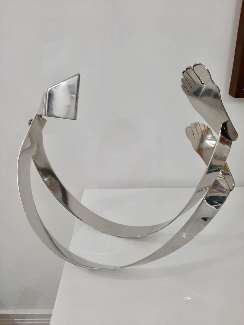 A sculpture with fluidity, SOSSEGO, which can be viewed from every perspective, even if it has a "main" side that defines positioning. Luiz Campoy takes us on a marvelous adventure with his sense of humor and his deft expertise in creating this three-dime